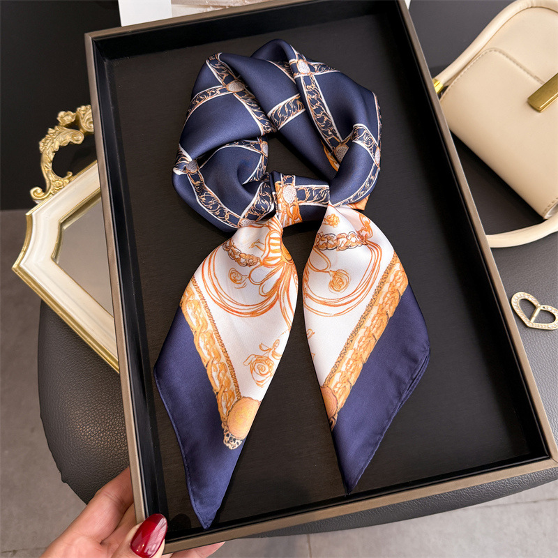 Blauwe klassieke kettingprint  - Scarf Silk Square recensie en prijs